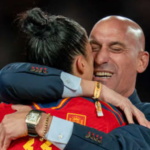 Fiscalía de España pide 2 años y medio de prisión para el expresidente de la federación española de fútbol,Luis Rubiales, por el beso forzado a la futbolista española Jenni Hermoso