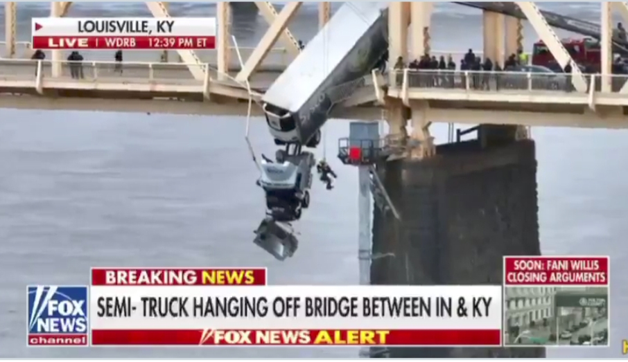 Vídeo espectacular: socorristas rescatan a el chófer de un camión que chocó en un puente y quedó colgando a punto de caer al rio Ohio, Estados Unidos