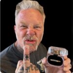 Vídeos: James Hetfield de Metallica usó ceniza de Lemmy Kilmister para tatuarse un “Ace Spades” en un dedo