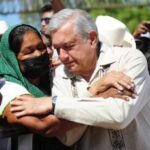 Vídeos: “¡Hasta siempre, presidente!” cientos de personas se acercan a Palacio Nacional despedir a López Obrador en último día de Gobierno