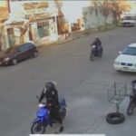 Vídeo: un hombre salta desde su departamento para evitar que dos ladrones le roben su moto y evita el robo pero termina con muy serias lesiones