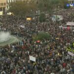 Vídeos: Miles de valencianos salen a las calles a pedir la renuncia de Carlos Mazón de la presidencia de la Generalitat de Valencia tras su inacción durante las inundaciones catastróficas que golpearon esa región de España