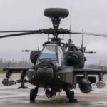 Dos soldados, aparentemente borrachos, son sorprendido teniendo sexo en la cabina de un helicóptero Apache