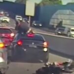 Vídeo: un aparatoso choque entre un motociclista a alta velocidad y un automóvil deja al piloto sentado en el capó del vehículo