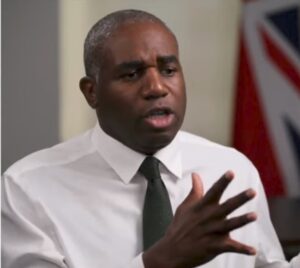 Vídeos: David Lammy, vice primer ministro británico se niega a tachar de crímen de guerra el bombardeo estadounidense a una escuela en Irán