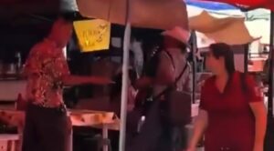 Vídeo: un turista estadounidense, en un mercado en México confronta a un músico callejero, le dice que se calle y así le respondieron