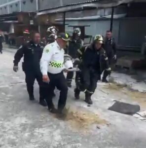 Vídeos: colapsa y se derrumba un edificio en demolición cerca de una estación del metro de la Ciudad de México dejando varias personas atrapadas bajo los escombros