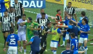 Vídeo: una “batalla campal” con puñetazos y hasta una patada voladora incluida en la final de un campeonato de fútbol dejó un record de 23 futbolistas expulsados