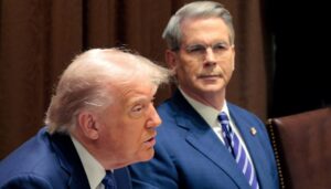 Vídeo: Trump saca de una entrevista al secretario del Tesoro Scott Bessent,  y este vuelve a la entrevista con la voz temblorosa y  visiblemente agitado