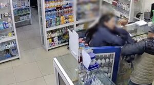Vídeo: una empleada de una farmacia se enfrenta a un ladrón armado y lo saca a golpes del local
