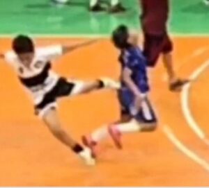 Vídeo: un partido de fútbol sala infantil termina en batalla campal con patada voladora incluida