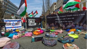 Vídeo: activistas recrean cerca de la La Casa Blanca en Washington la masacre de la escuela primaria en Minab, Irán en dónde dos ataques estadounidenses mataron a 170 personas