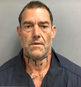 Vídeos: Adam Sheafe, acusado de crucificar a un pastor religioso, pide la pena de muerte para “poder seguir con nuestras vidas”