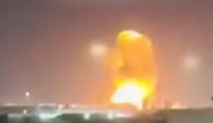 Vídeos: explosiones sacuden Riad, la capital de Arabia Saudita y sus terminales petroleras están ardiendo en fuego