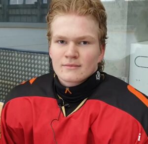Un jugador de hockey sobre hielo muere de un tiro accidental mientras hacia un viaje de caza junto a su abuelo que luego de ver a su nieto muerto se suicidó