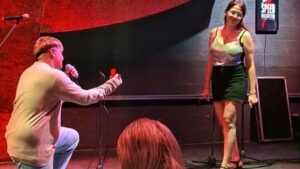 Vídeo: una noche romántica en un concierto termina en una propuesta de matrimonio con un bochornoso final