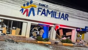 Vídeos: un comando armado de más de 20 delincuentes atacan violentamente a 3 bancos y una casa de cambio en Santa Rita, Paraguay