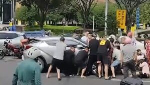 Vídeo: un grupo de transeúntes levanta un auto para salvar a una madre y su hijo tras un accidente
