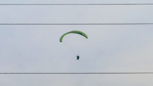 Muere paracaidista británico de 63 años de edad atrapado en cables de alta tensión en España