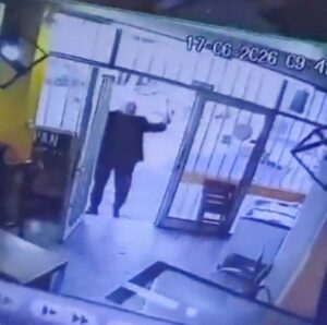 Vídeo: un anciano ataca a hachazos y destroza la fachada de una panadería y luego lanza un disparo