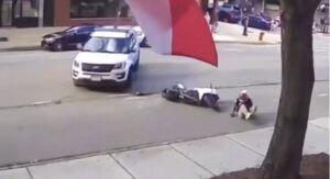 Vídeo: un motociclista choca contra una patrulla policial en Estados Unidos y trata de huir corriendo