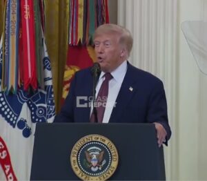 Vídeo, Donald Trump en modo patético: admitió que quiso darse a si mismo la máxima condecoración militar que da el congreso estadounidense hasta que le informaron que no podía