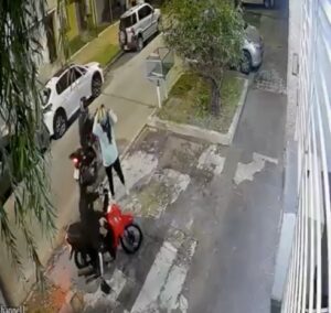 Vídeo: dos ladrones le roban su moto a una mujer y ella le da a uno de ellos una potente descarga eléctrica que obligó al ladrón a dejar tirada la moto y salir huyendo