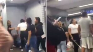 Vídeo sensible: mujeres agreden brutalmente con palos y patadas a otra mujer en una estación del metro de la ciudad de México
