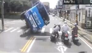 Vídeos: Un motociclista esquiva la muerte por su rápida reacción ante la inminente caída de un camión encima de él