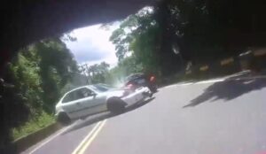 Vídeo: aquí te mostramos porqué hay que bajar la velocidad en las curvas cuando conduces por una carretera