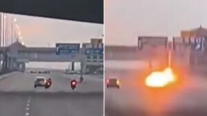 Vídeo sensible: un cambio de carril de un automóvil ocasiona un mortal choque entre 2 motociclistas que murieron envueltos en llamas