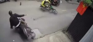 Vídeo: motociclista choca en segundos contra otro motocicleta y un triciclo