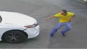 Vídeos: roba un auto a punta de cuchillo y atropella a peatones en un frenesí maníaco tratando de huir