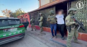 Vídeos: pandilla de adolescentes chilenos le fracturan el brazo a un policía, roban un automóvil y matan a un niño de 12 años de edad