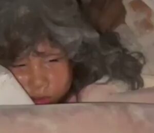 Vídeo estremecedor: un joven atrapado en el sótano de un edificio en La Guaira pide que rescaten a su hermana menor y abuela atrapadas 3 pisos más arriba