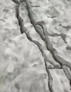Vídeo, el suelo se partió en dos: el aterrador efecto de los 2 mortales terremotos en una playa de Venezuela