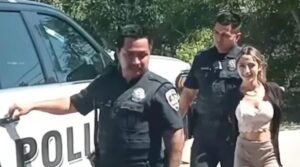 Vídeo inquietante: dos hermanas acusadas de asesinar a una madre de 5 hijos muestran sonrisas enfermizas al ser llevadas por policías a patrullas policiales