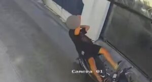 Vídeo sensible: un motociclista estuvo a punto de ser decapitado por un cable suelto que se enrolló en su cuello mientras se desplazaba en su motocicleta