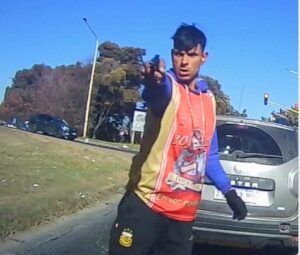 Vídeo sensible: una mujer logra escapar dramáticamente cuando un ladrón le apuntó con un arma