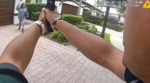 Vídeo sensible: policías abaten a una mujer que armada con un cuchillo, amenazaba con matarlos
