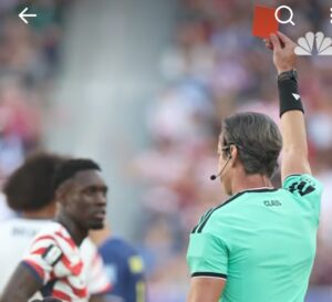 Vídeos: La UEFA carga fuertemente contra la FIFA por su decisión “sin precedentes, incomprensible e injustificable” sobre Folarin Balogun, delantero estadounidense al que le quitaron una tarjeta roja