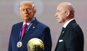 Vídeos, Trump no solo es corrupto, se vanagloria de serlo: admite sin empacho alguno, que llamó a Infantino para anular la tarjeta roja a Folarin Balogun