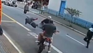 Vídeo: la “zancadilla mágica” de un peatón logró detener a un ladrón que guía por una calle luego de robar en una óptica