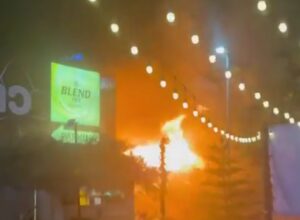 Vídeos: un voraz incendio arrasa un restaurante y deja al menos 30 muertos atrapados en los baños del local
