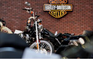 Vídeos, nuevo golpe a la legendaria marca de motocicletas Harley Davidson: bajan su calificación crediticia a la categoría de “Bonos Basura”