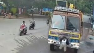 Vídeo impresionante: un camión fuera de control atropella a una mujer, le pasa por encima y sobrevive
