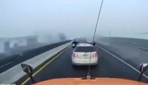 Vídeo: un conductor evitó ser asaltado mientras conducía su camión en una carretera mexicana, tan sólo con una simple estrategia