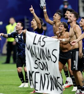 Vídeos: la pancarta “las Malvinas son Argentinas” que desplegaron los jugadores argentinos luego de haber derrotado a la selección inglesa levanta quejas y presiones de Inglaterra contra la FIFA