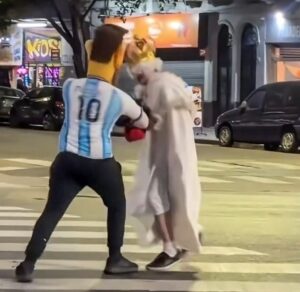 Vídeo, “Dále Messi” un hombre ataviado como el astro argentino, le da un ‘derechazo’ a la ‘Reina Isabel’ en las calles de Buenos Aires tras el triunfo de argentina sobre Inglaterra