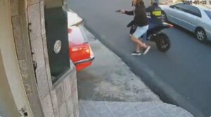 Vídeo: un automovilista evita ser asaltado a punta de pistola gracias a sus muy buenos reflejos